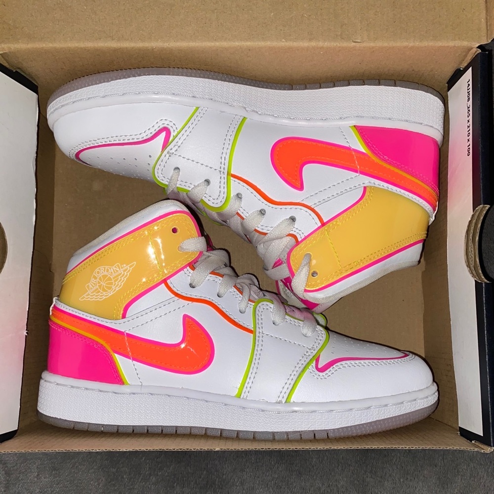 Air Jordan 1 Mid Edge Glow shoes